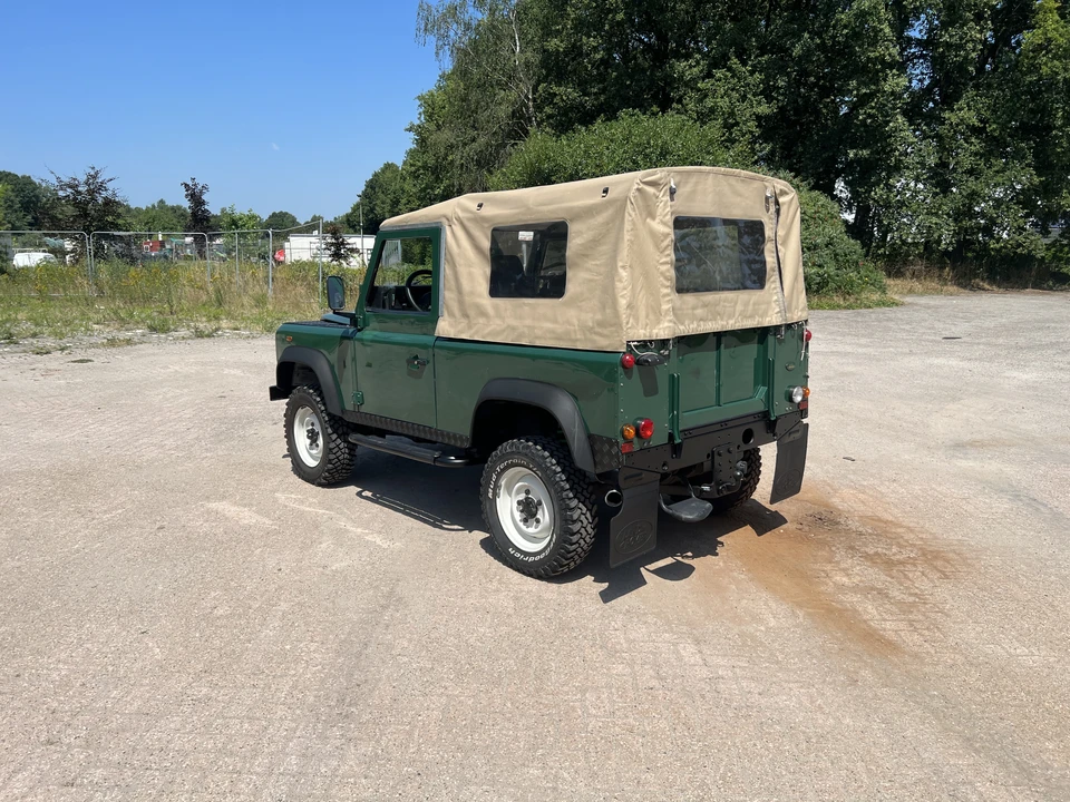 2004 Land Rover Defender 90 - Image 16 of 31