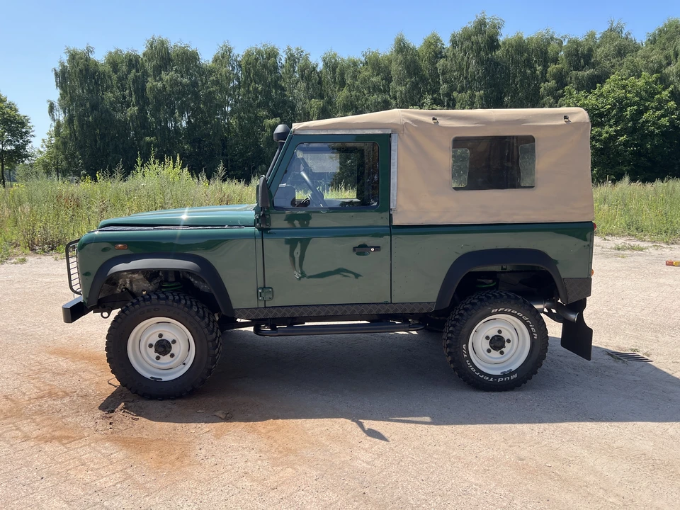 2004 Land Rover Defender 90 - Image 9 of 31