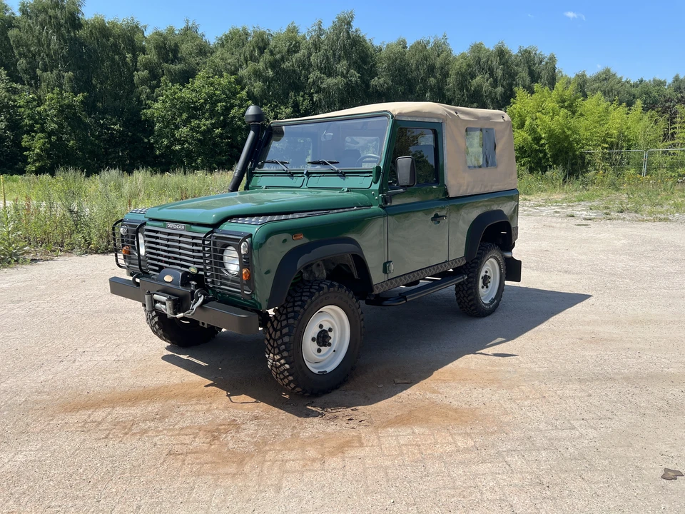 2004 Land Rover Defender 90 - Image 10 of 31