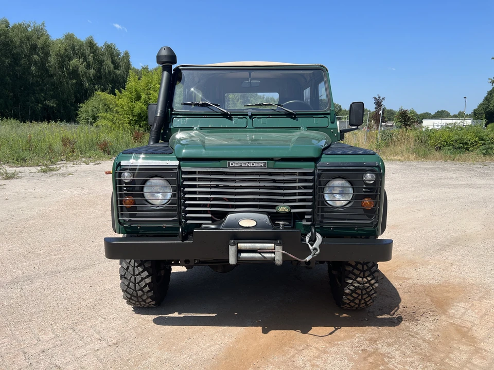2004 Land Rover Defender 90 - Image 11 of 31