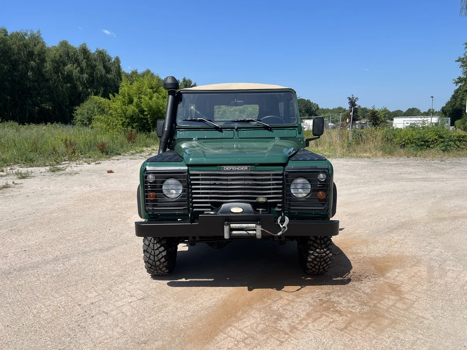 2004 Land Rover Defender 90 - Image 3 of 31