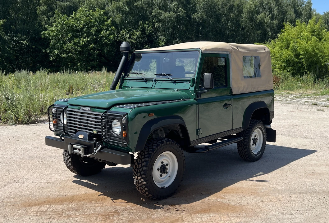 2004 Land Rover Defender 90 - Image 2 of 31