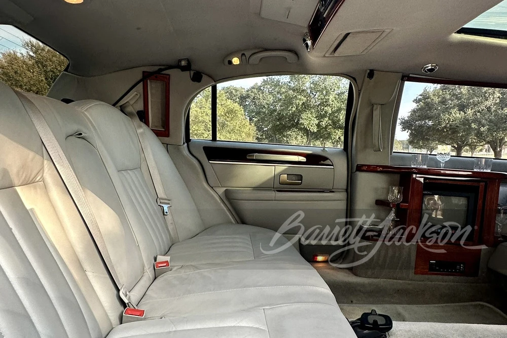 2004 Lincoln Town Car - Image 11 of 27