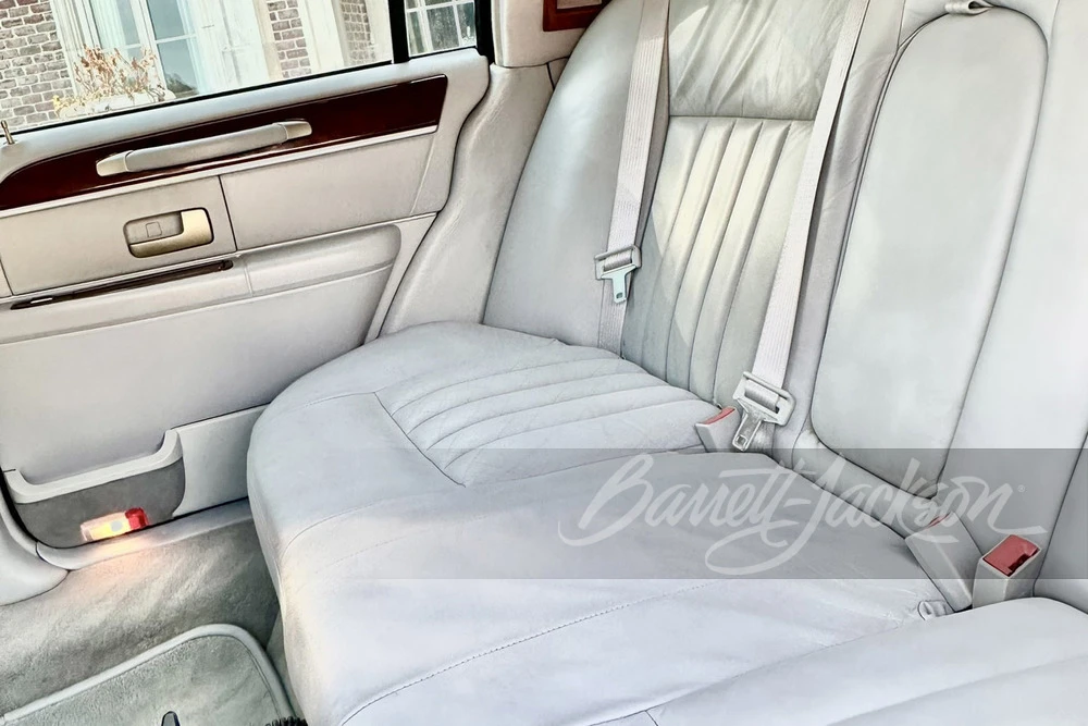 2004 Lincoln Town Car - Image 9 of 27