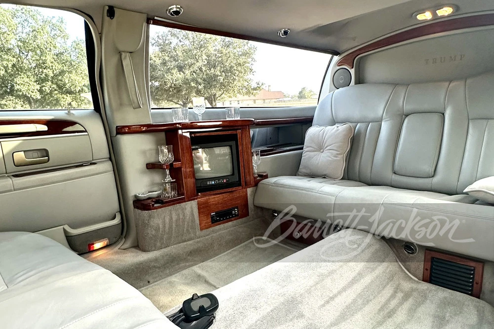 2004 Lincoln Town Car - Image 13 of 27
