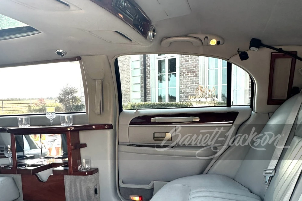 2004 Lincoln Town Car - Image 10 of 27