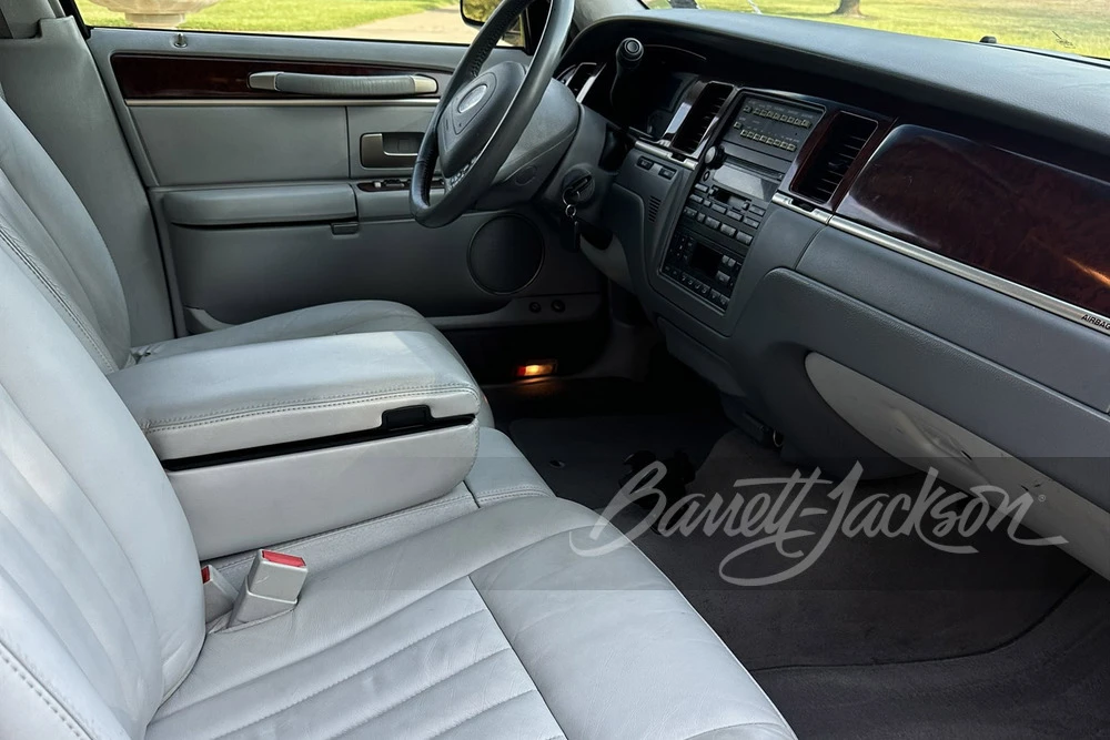 2004 Lincoln Town Car - Image 14 of 27