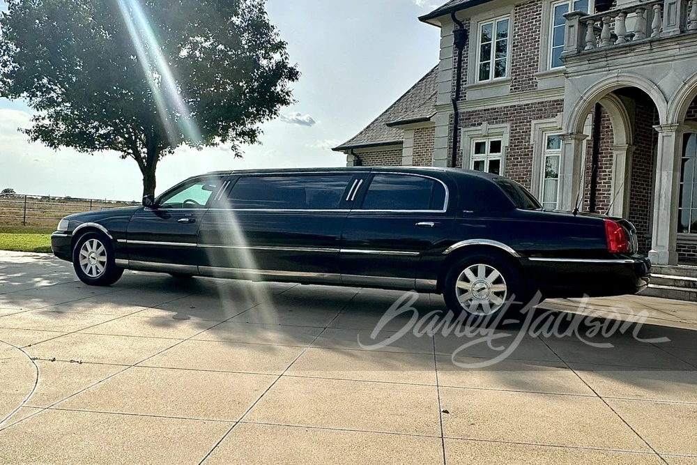 2004 Lincoln Town Car - Image 17 of 27