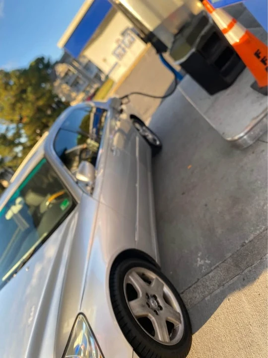 2004 Lexus LS 2nd Gen - Image 3 of 7
