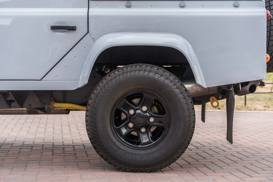 2004 Land Rover Defender 110 - Image 14 of 30