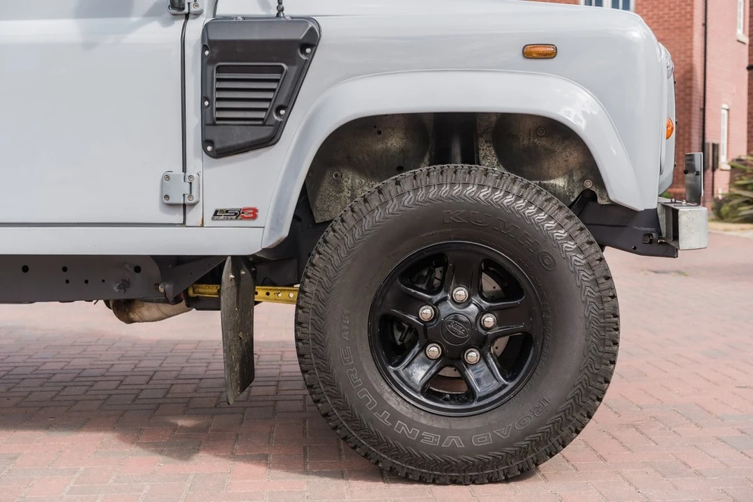 2004 Land Rover Defender 110 - Image 15 of 30