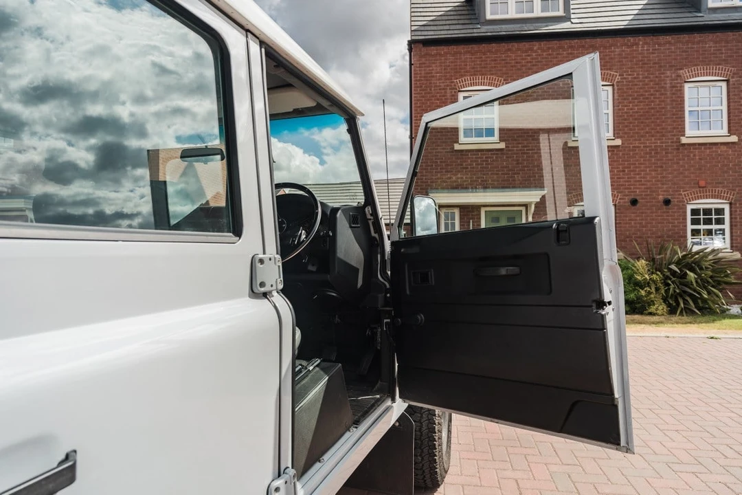 2004 Land Rover Defender 110 - Image 17 of 30