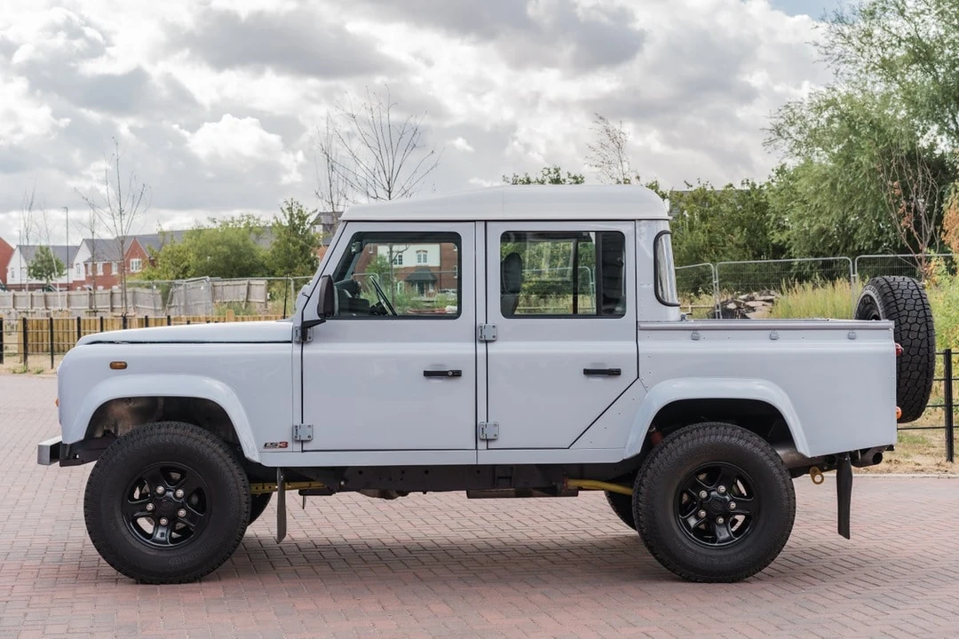 2004 Land Rover Defender 110 - Image 11 of 30