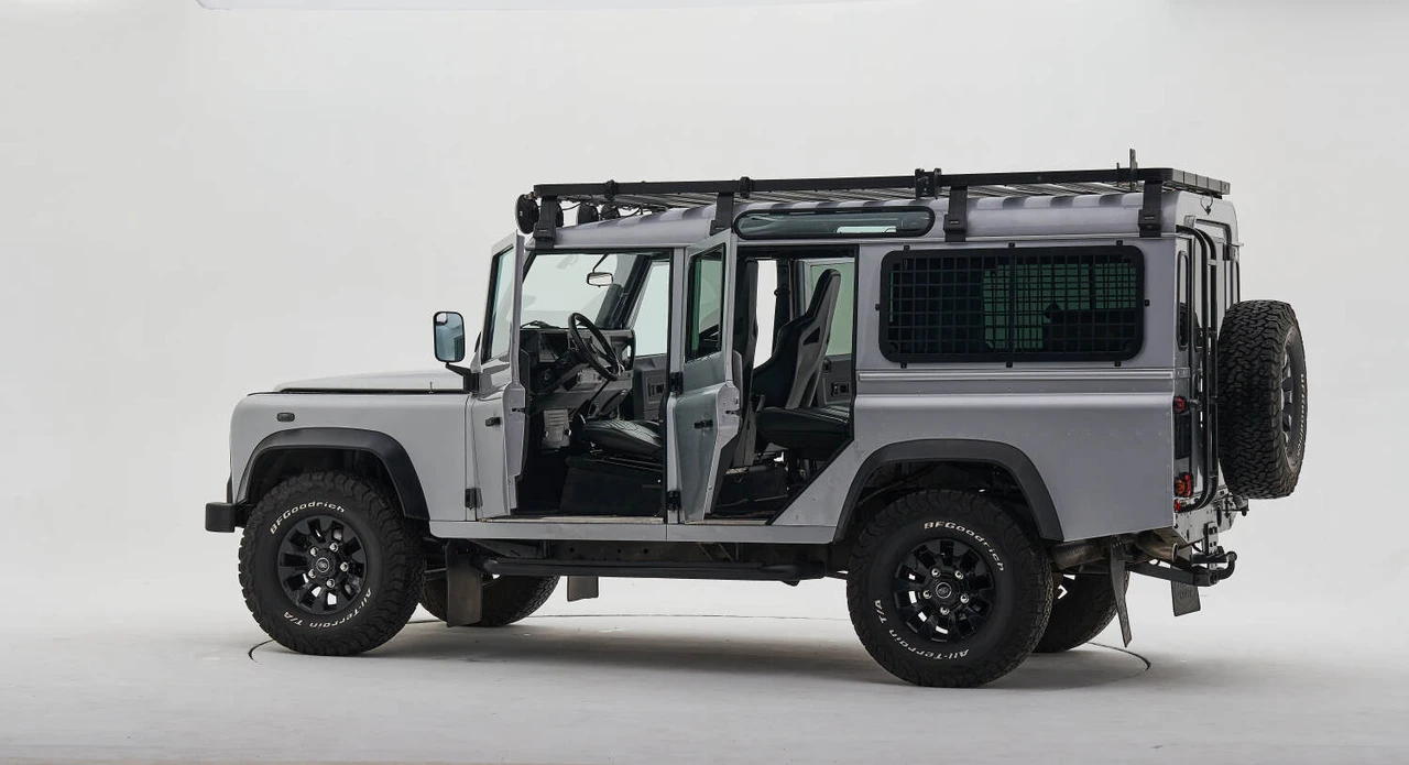 2004 Land Rover Defender 110 - Image 13 of 31