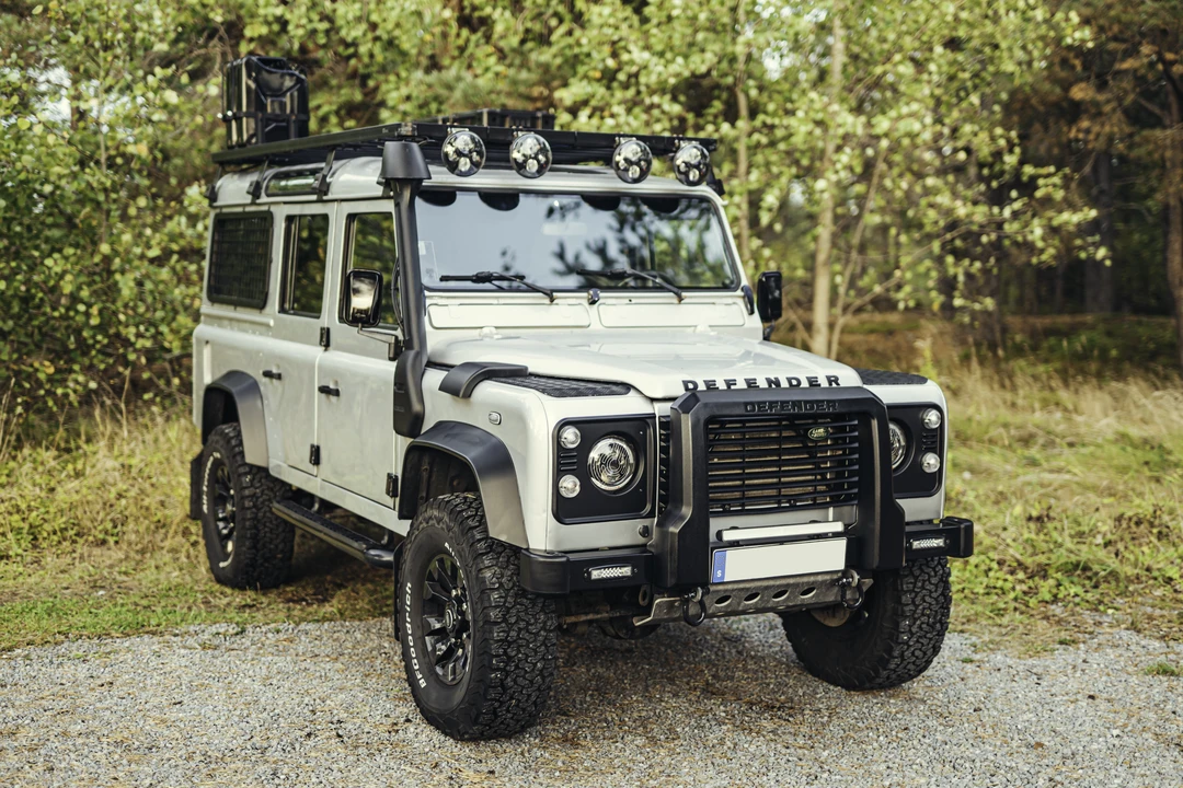 2004 Land Rover Defender 110 - Image 9 of 31
