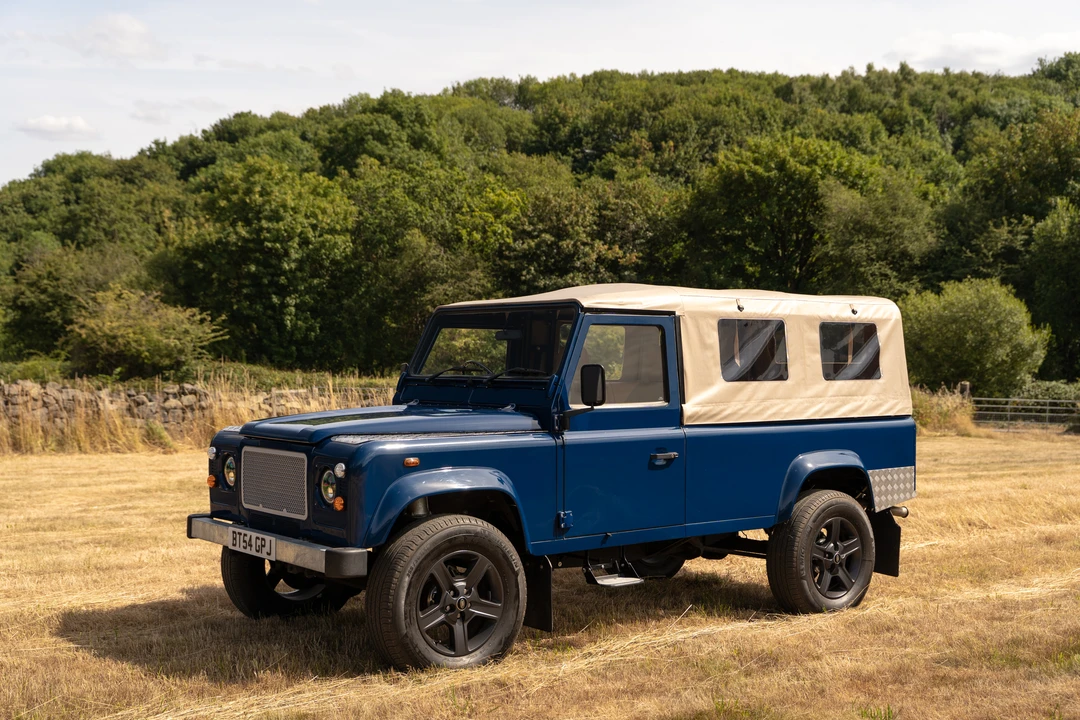 2004 Land Rover Defender 110 - Image 11 of 31