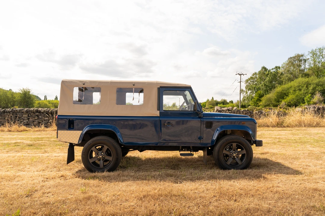 2004 Land Rover Defender 110 - Image 16 of 31