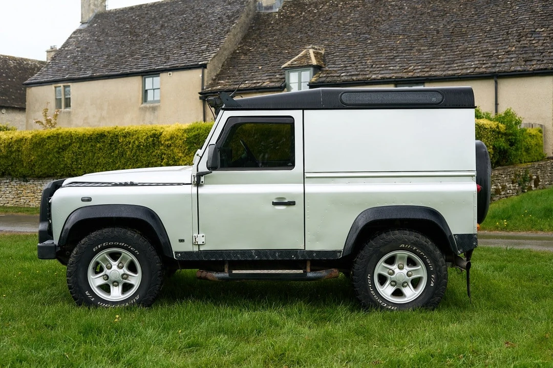 2004 Land Rover Defender 90 - Image 9 of 30