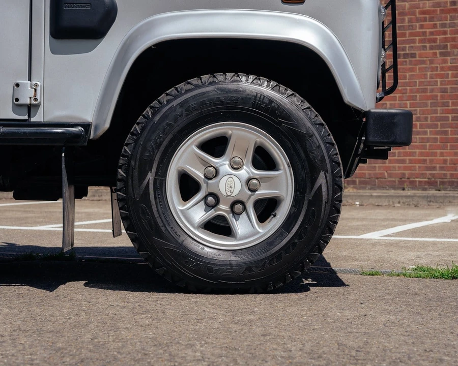 2004 Land Rover Defender 90 - Image 9 of 30