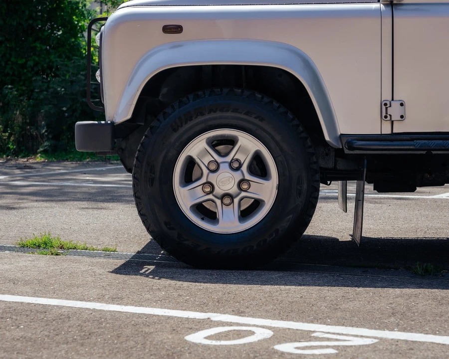 2004 Land Rover Defender 90 - Image 11 of 30