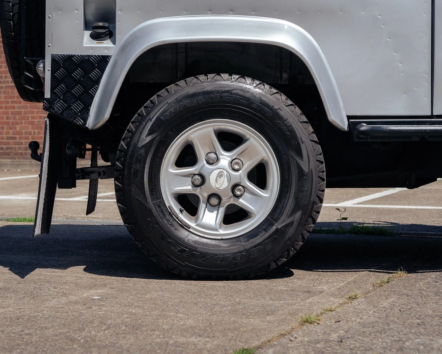2004 Land Rover Defender 90 - Image 10 of 30