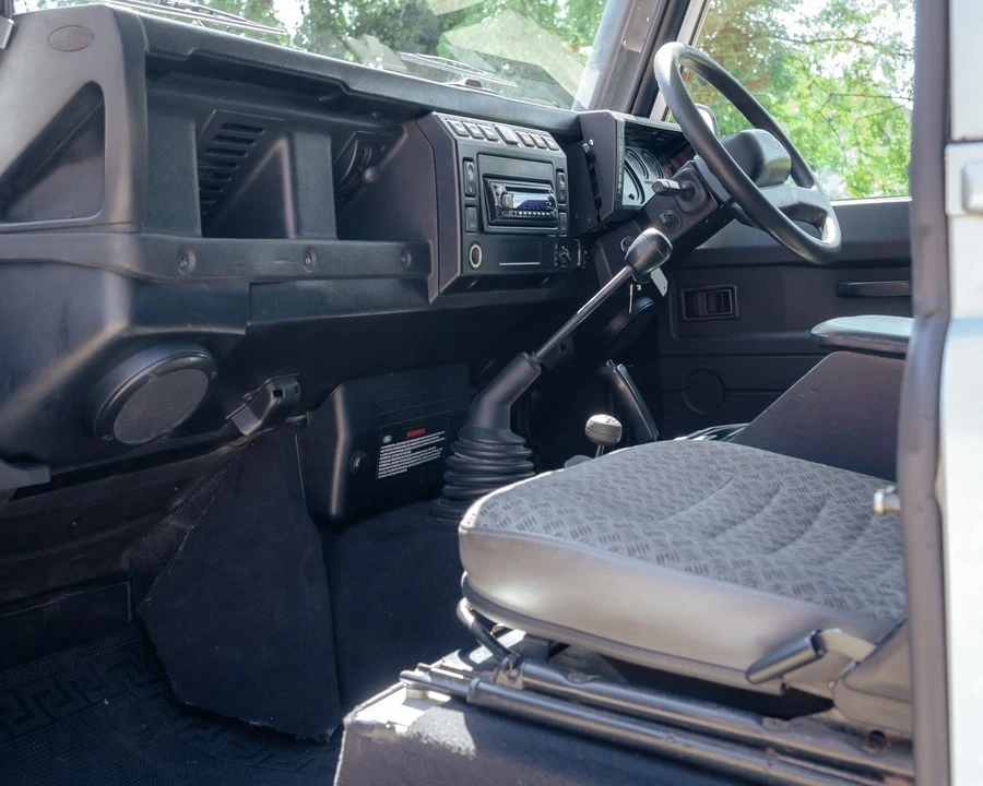 2004 Land Rover Defender 90 - Image 13 of 30