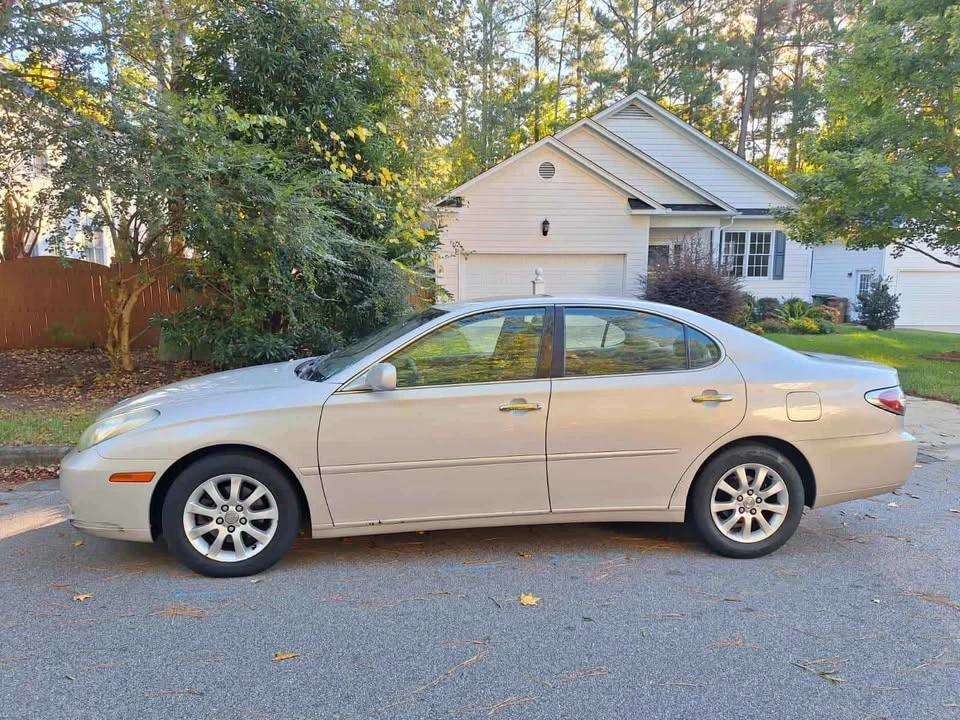 2004 Lexus ES 4th Gen - Image 3 of 16