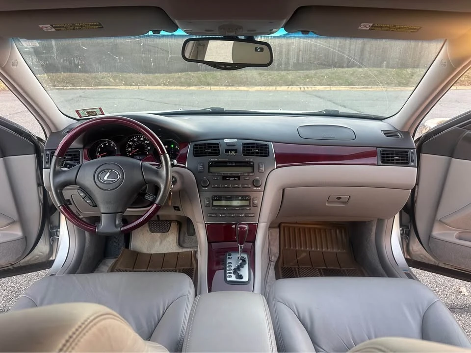 2004 Lexus ES 3rd Gen - Image 10 of 16