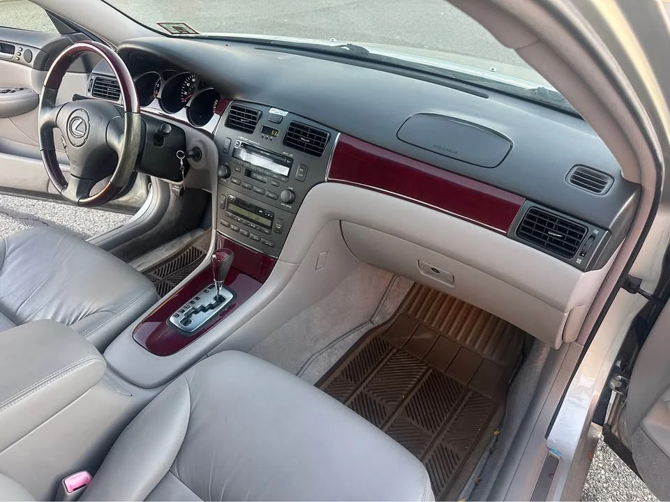 2004 Lexus ES 3rd Gen - Image 11 of 16