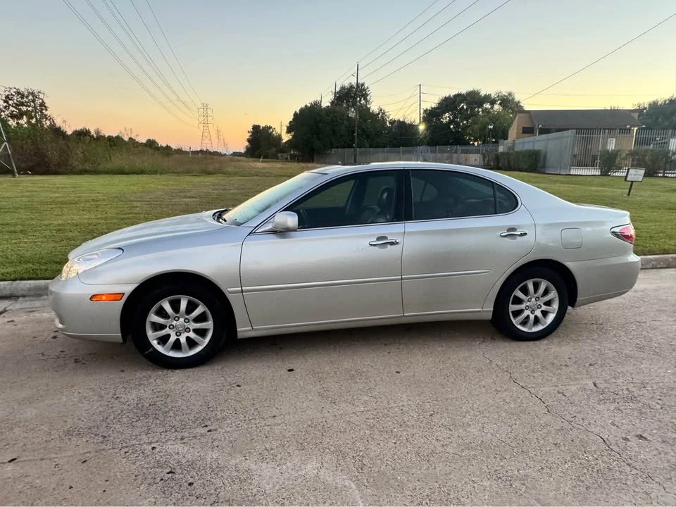 2004 Lexus ES 3rd Gen - Image 2 of 10