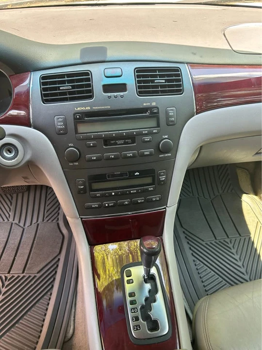 2004 Lexus ES 3rd Gen - Image 9 of 10