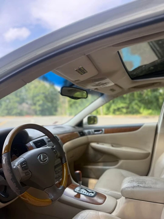 2004 Lexus ES 3rd Gen - Image 10 of 16