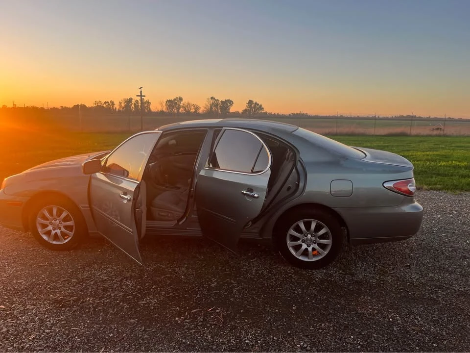 2004 Lexus ES 4th Gen - Image 2 of 12