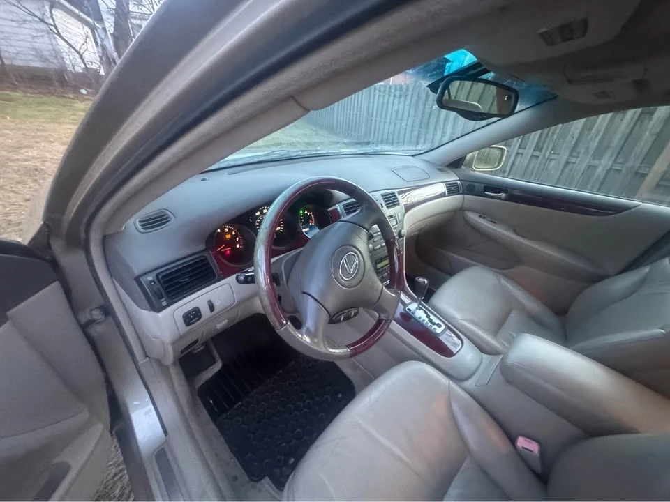 2004 Lexus ES 3rd Gen - Image 8 of 10