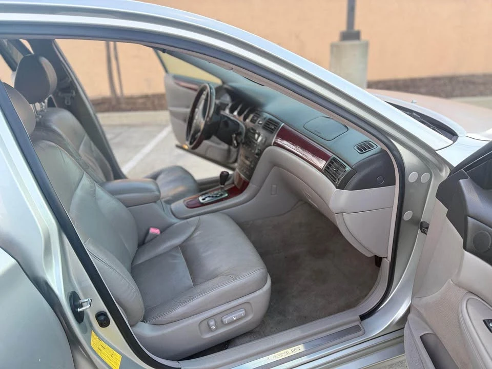 2004 Lexus ES 4th Gen - Image 10 of 12
