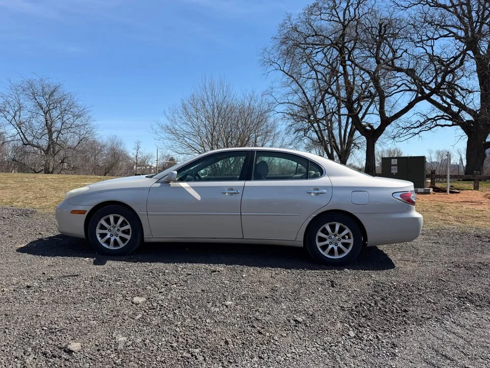 2004 Lexus ES 4th Gen - Image 2 of 12