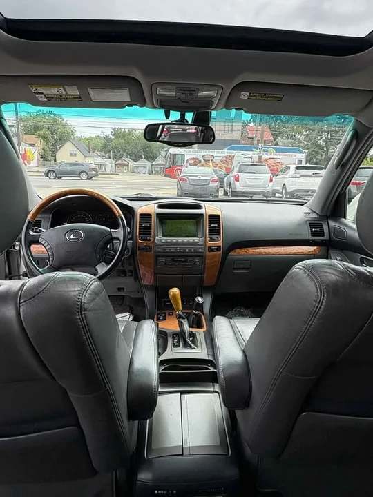 2004 Lexus GX 1st Gen - Image 17 of 19