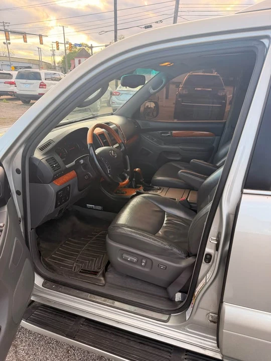2004 Lexus GX 1st Gen - Image 10 of 13