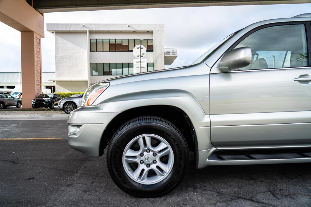 2004 Lexus GX 1st Gen - Image 21 of 31