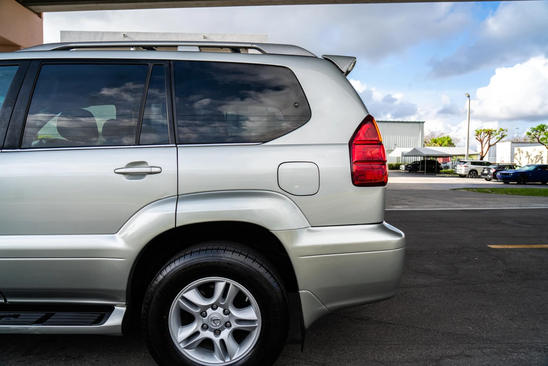 2004 Lexus GX 1st Gen - Image 28 of 31