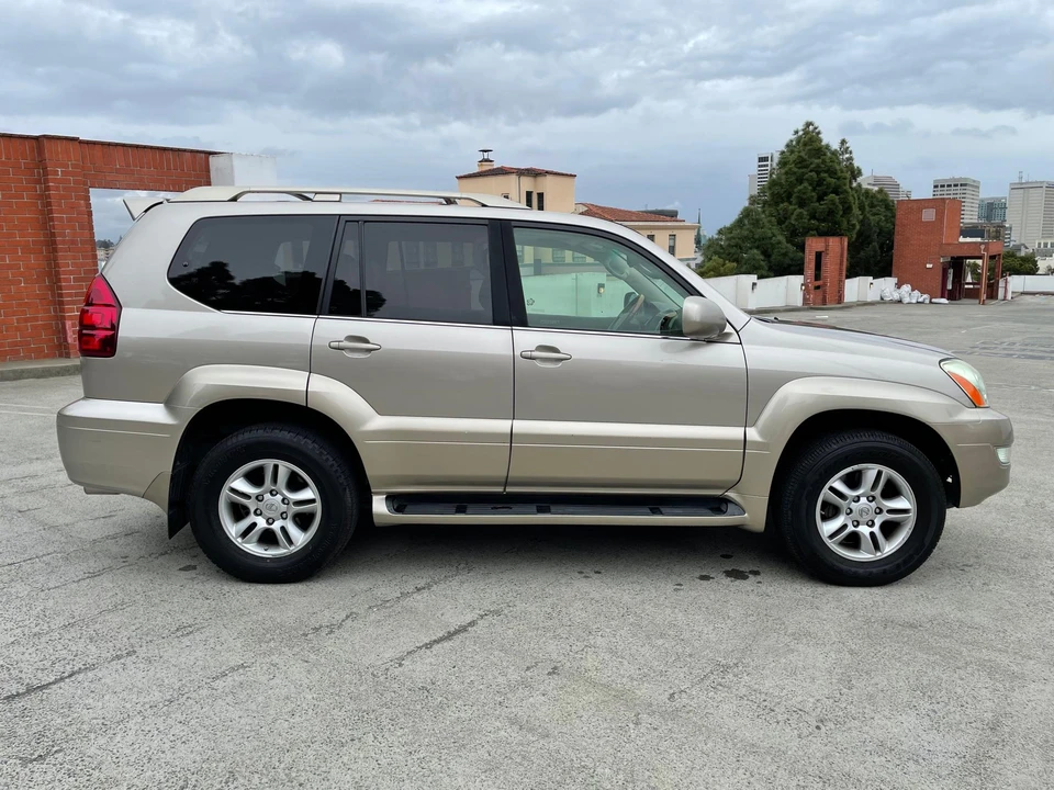 2004 Lexus GX 1st Gen - Image 13 of 31