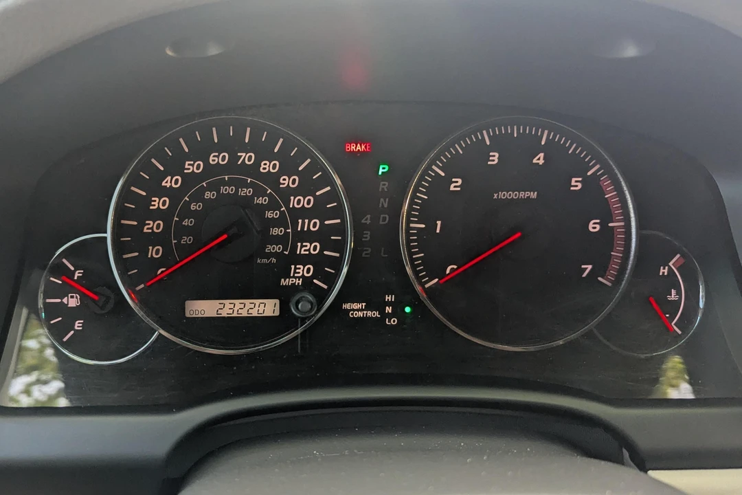 2004 Lexus GX 1st Gen - Image 25 of 31
