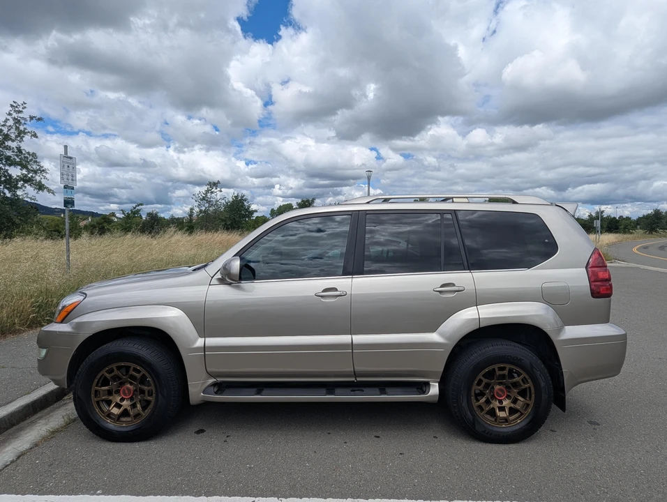 2004 Lexus GX 1st Gen - Image 9 of 31