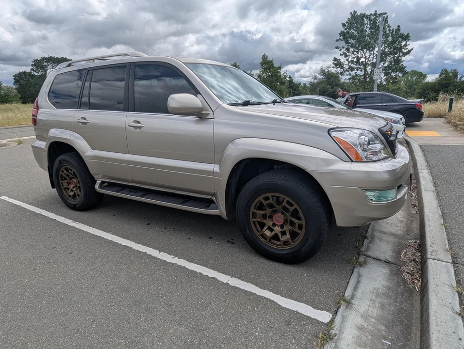 2004 Lexus GX 1st Gen - Image 11 of 31