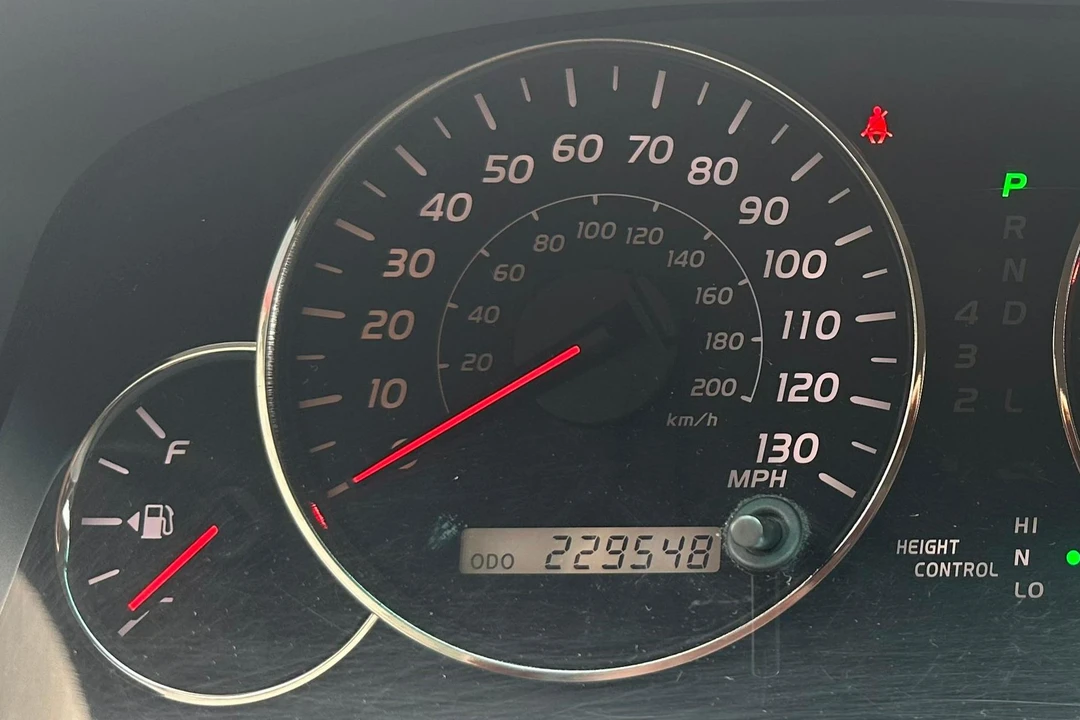 2004 Lexus GX 1st Gen - Image 28 of 31