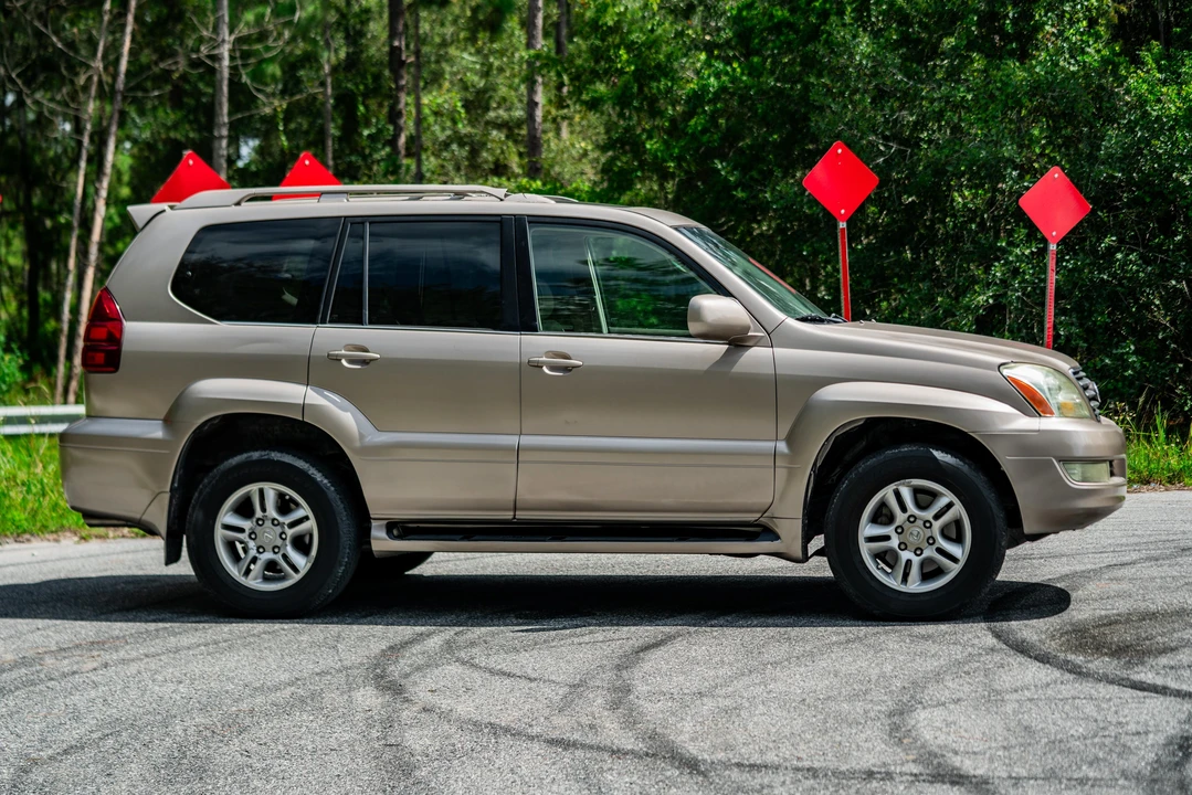 2004 Lexus GX 1st Gen - Image 25 of 31