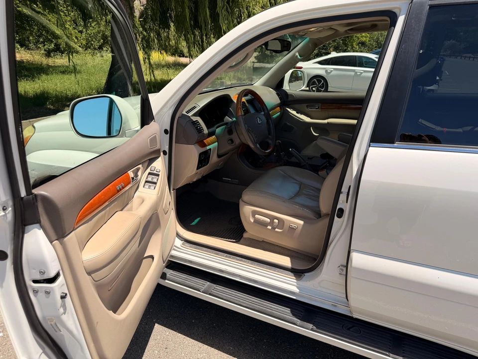 2004 Lexus GX 1st Gen - Image 28 of 31