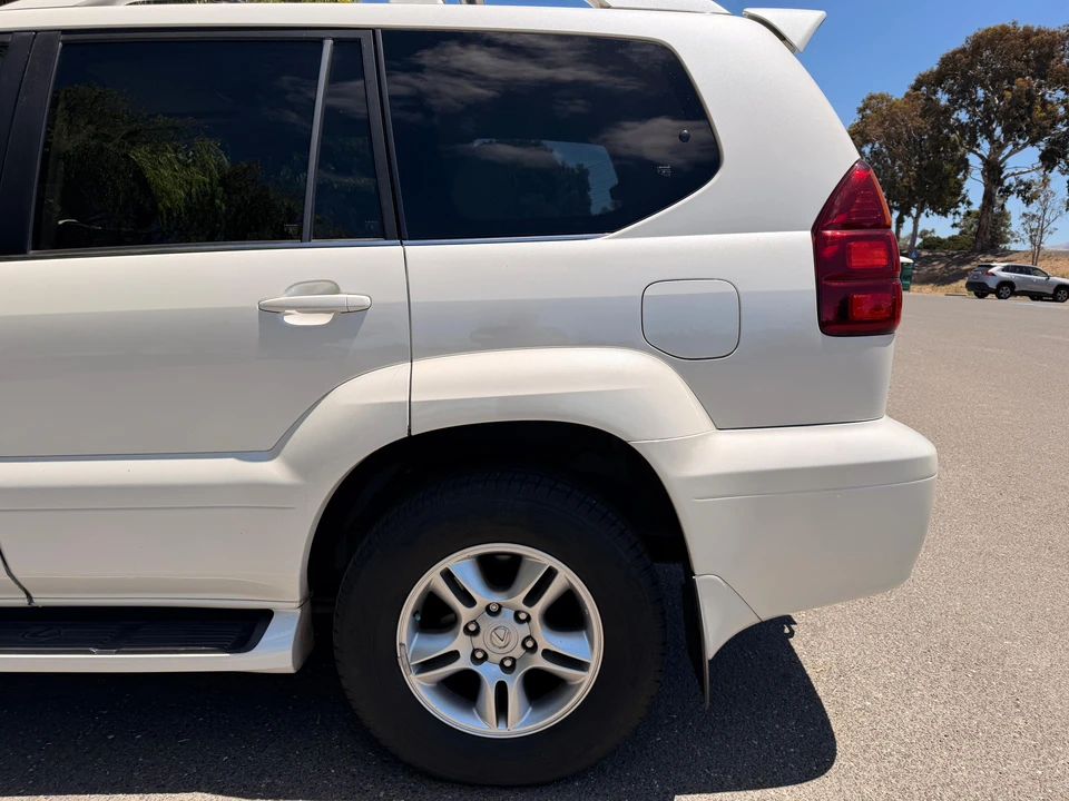 2004 Lexus GX 1st Gen - Image 16 of 31