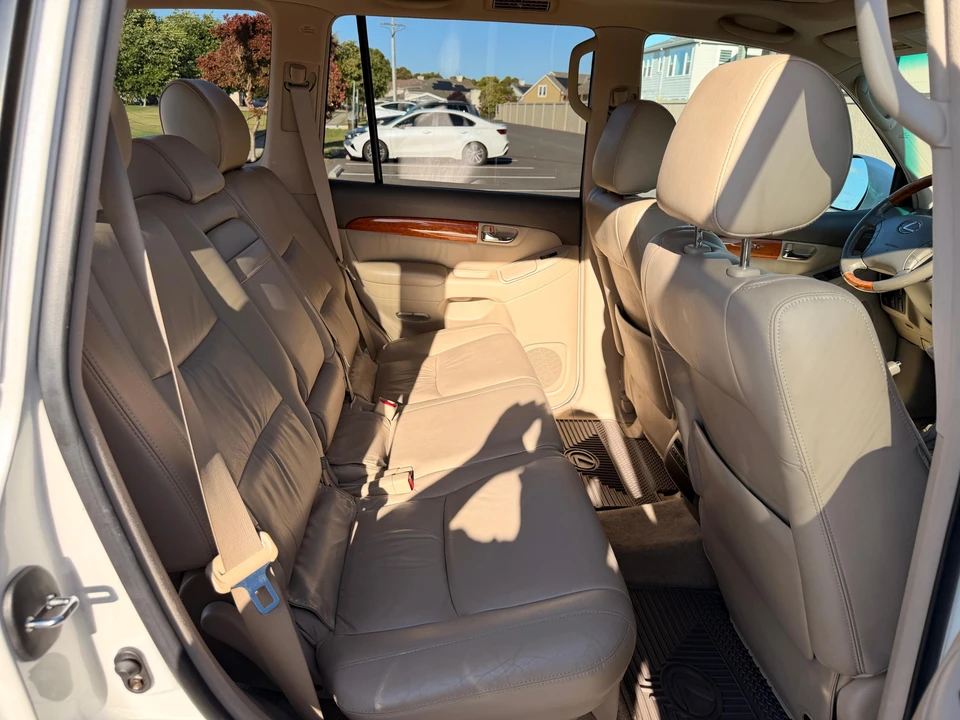 2004 Lexus GX 1st Gen - Image 25 of 31