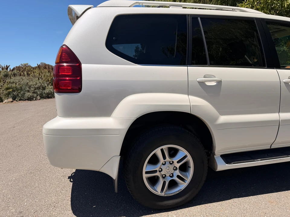 2004 Lexus GX 1st Gen - Image 17 of 31